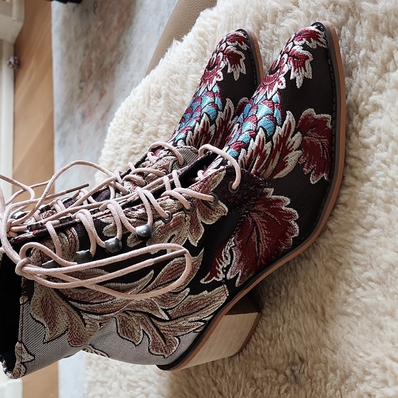 Fabulous NWOT Floral Tapestry Lace Up Cowgirl Western Boho Ankle Boots 👢 🤎💙 - Picture 13 of 16